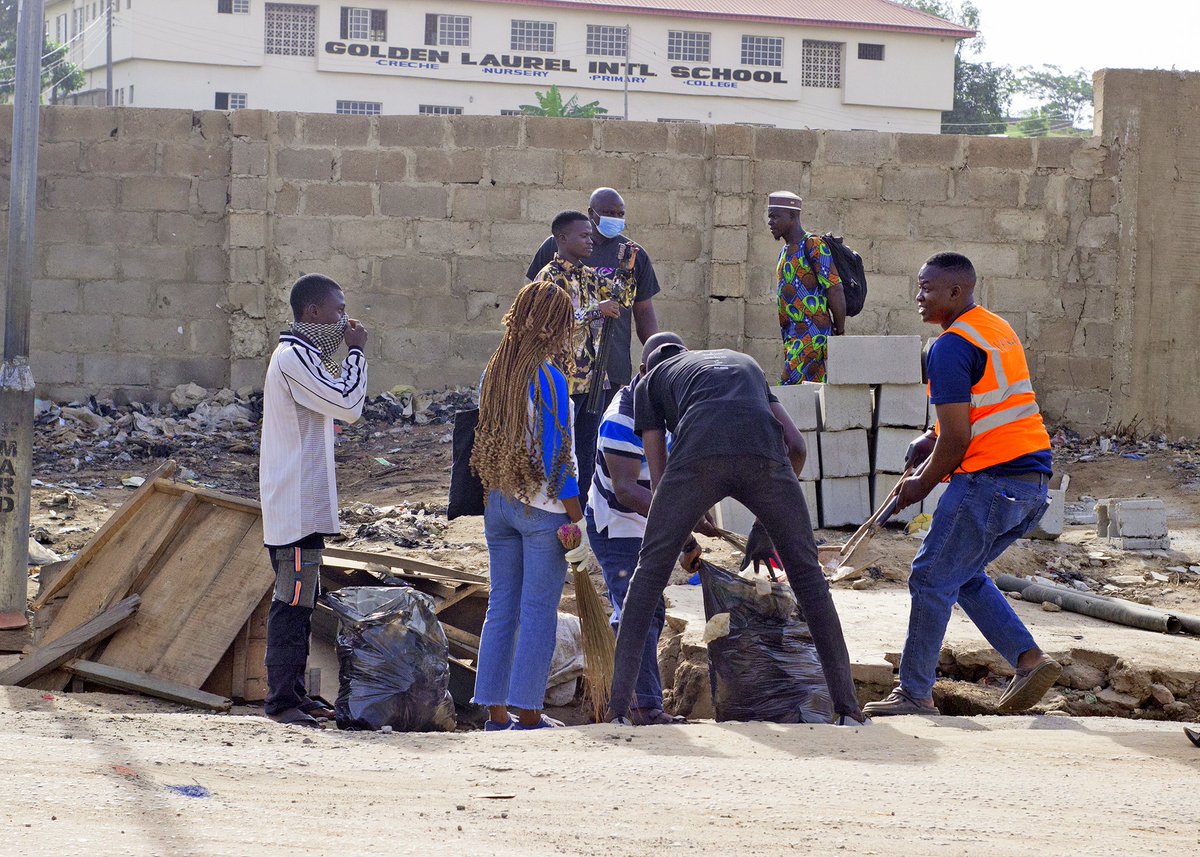 YesFMIbadan's tweet photo. We kicked off our #CleanupIbadan campaign with Soka Ibadan today. Watch out for our next stop as we relive the moments in these pictures 💙

#JustSayYes https://t.co/uboQfi4299