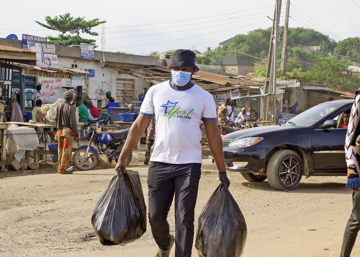 YesFMIbadan's tweet photo. We kicked off our #CleanupIbadan campaign with Soka Ibadan today. Watch out for our next stop as we relive the moments in these pictures 💙

#JustSayYes https://t.co/uboQfi4299