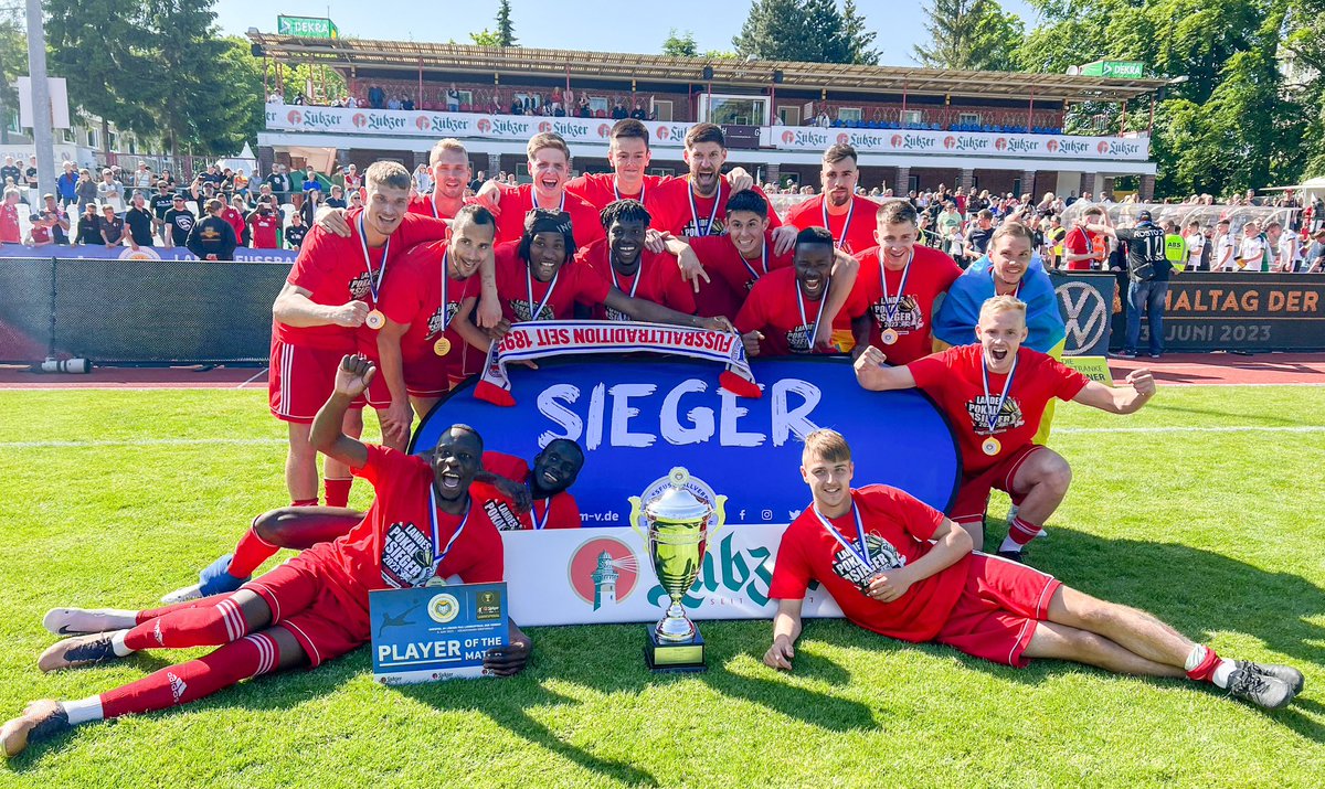 EastGermanFooty's tweet photo. 🏆 MECKLENBURG-VORPOMMERN CHAMPIONS!
🔵 ROSTOCKER FC 🔴
Oberliga Nord outfit #RostockerFC win their first MV-Pokal and will take part in the @DFB_Pokal next season!
They defeated Verbandsliga side Einheit Ueckermünde 5:2!
#MVPokal #FSVRFC #finaltagderamateure https://t.co/ZQmCJfihKU