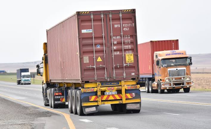 carguy_KE's tweet photo. You have a duty as a driver to assist truck drivers while driving.
Their job is already hard. Blindspots, breaking, heavy loads etc. Remember, helping or looking out for truck drivers means you're helping and looking out for yourself.
#BeaDefensiveDriver https://t.co/9ZaVmTxXvn