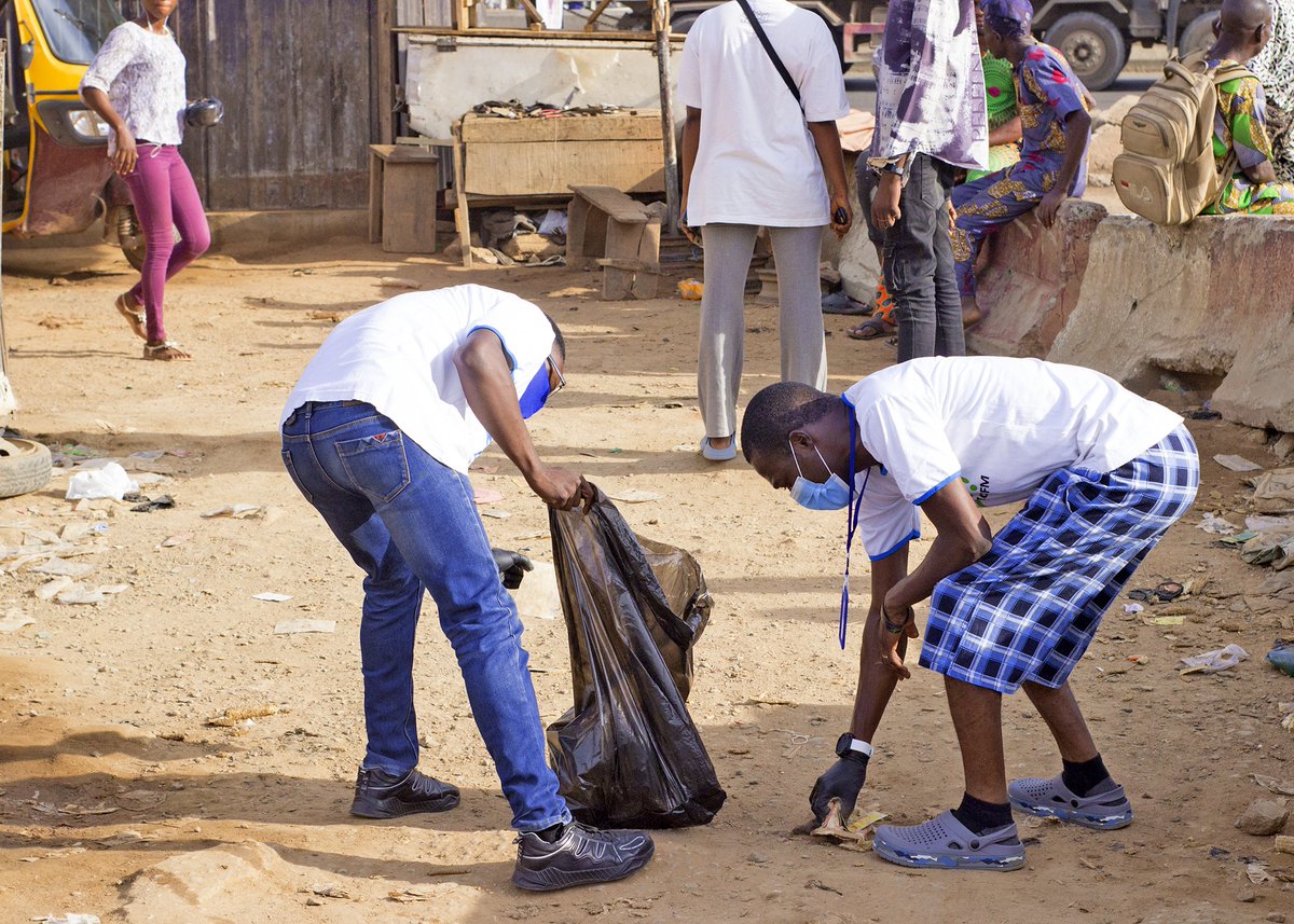 YesFMIbadan's tweet photo. We kicked off our #CleanupIbadan campaign with Soka Ibadan today. Watch out for our next stop as we relive the moments in these pictures 💙

#JustSayYes https://t.co/uboQfi4299