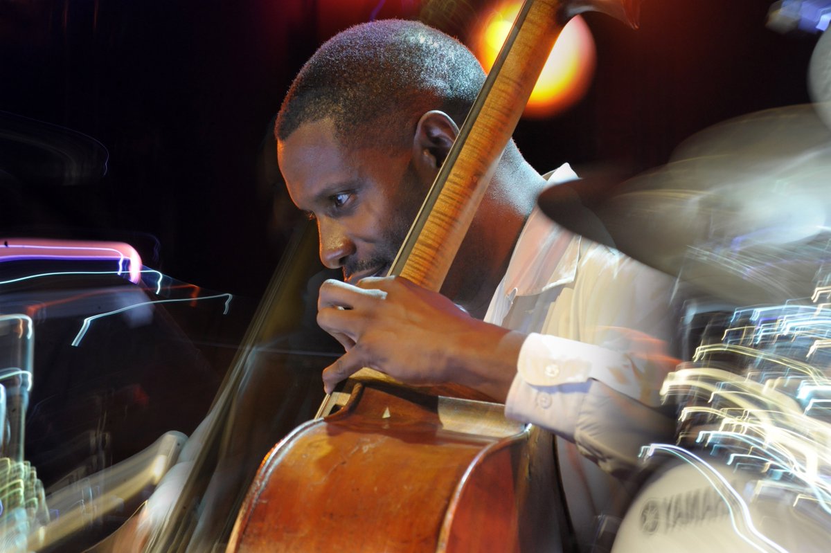 MrReginaldVeal's tweet photo. On This Day~ Marciac, France๐ซ๐ท
Photo: ๐ธ Francis Roche
"Creativity"
#DoubleBass #Photography #Creativity #ActionShot #Jazz #SwingMusic #CreativityPhotography #BassPlayer #Musician #OnStage #Focus #PhotoOfTheDay #Life #ReginaldVeal https://t.co/7HyXZwxtbY
