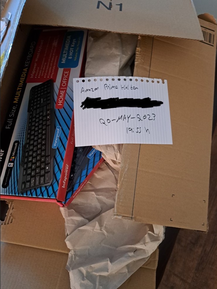 Mig_FRS's tweet photo. @JeffBezos @NASA @AmazonUK I've been asked for photos with date notes like a kidnapper would send proof of life. The treatment has been as if I were guilty of something and until now I have had no news. Your customer service is very kind, but it does not solve my problem. https://t.co/GnQl9lNHHf