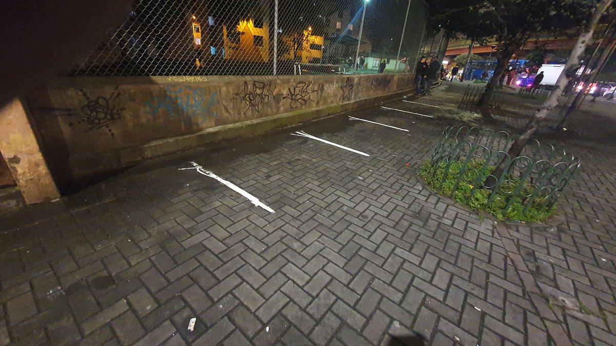 gersonariasd's tweet photo. S.O.S. Por favor su ayuda. Ahora es todos loa días, ventas de droga, cosas robadas, inseguridad, asaltos, peleas enAv Mariscal y Moran Valverde. @zonalquitumbe @amcquito @MunicipioQuito https://t.co/ICUl46RCyU