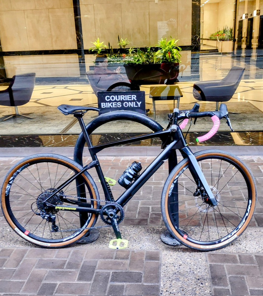 yycbikeguy's tweet photo. Happy World Bicycle Day!   This pretty little thing did close to 300 💚 deliveries this week, 70 on Wednesday.  No racks, no fenders, no stopping!    I love #bicycles because they are versatile, practical and fun!   All my bikes are #workbikes #fun #awesome #fast #sexy #yycbike https://t.co/lwsxnuQvQ9