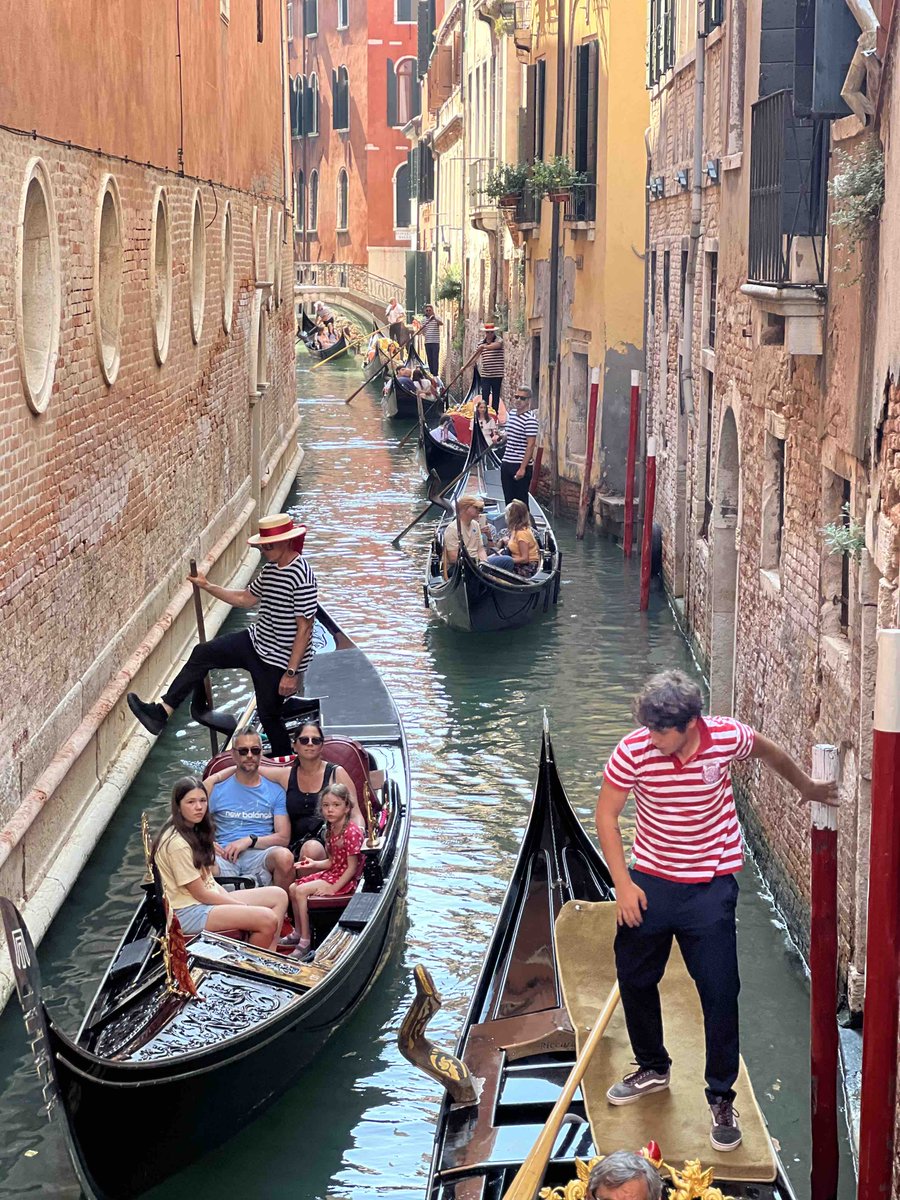 Rush hour in #Venice