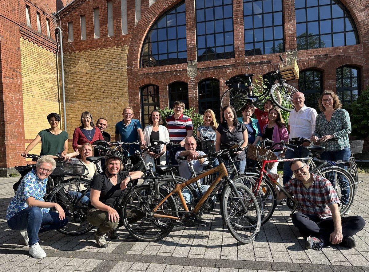 TobiD01's tweet photo. Zwei intensive Tage Fraktionsklausur @GrueneOF sind rum und es ist jedes Mal wieder eine große Freude Teil dieses Teams zu sein. Weil gestern das @STADTRADELN in Offenbach gestartet haben, war keine Frage, wie wir anreisen.
Mitmachen beim Stadtradeln: https://t.co/VZjOu6YVdC https://t.co/MFZj9Jjfzf