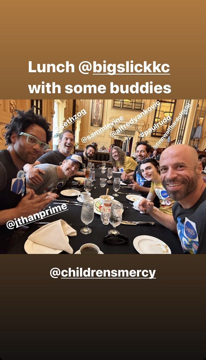 Finn Wolfhard com Chris Daughtry e outros membros da Big Slick em um almoço ontem. 

📸: chrisdaughtry via Instagram.
