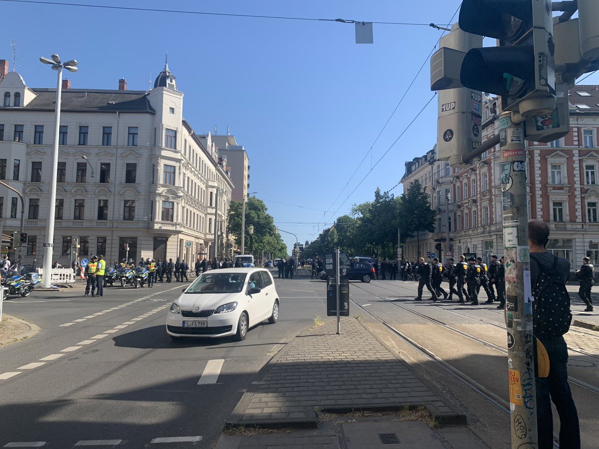 pablo_lej's tweet photo. Kreuzung Karli / Kurt Eisner wird von Großaufgebot langsam abgesperrt. Erste Helme werden angesetzt bevor die Demo überhaupt erst losgegangen ist. #le0306 https://t.co/QAOiAx9N0P