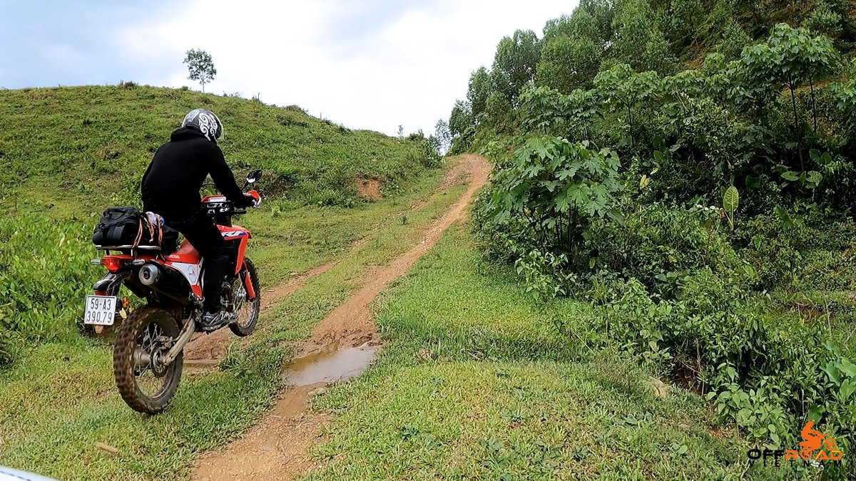Having the time of your life on a beautiful road when things suddenly get a little ugly. 🌶️

⚓️ hiddenvietnam.com

#roadturnstodirt #withconfidence #ridingskills #vietnam #xuhuong2023 #trending2023 #motorbike #tour #rental #honda #XR250 #XR150L #CRF150L #CRF250L #CRF300L