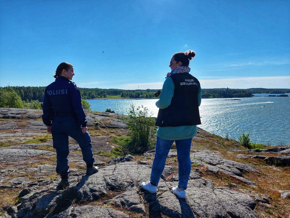 L_S_poliisi's tweet photo. #lspoliisi valvoo tänään tuttuun tapaan koulujen päättäjäisviikonlopun viettoa näkyvästi koko Lounais-Suomen alueella ja jalkautuu nuorten suosimiin kokoontumispaikkoihin. Tässä ketjussa päivitämme tunnelmia #poliisi'n illasta 👇 https://t.co/URJdz4y6dV