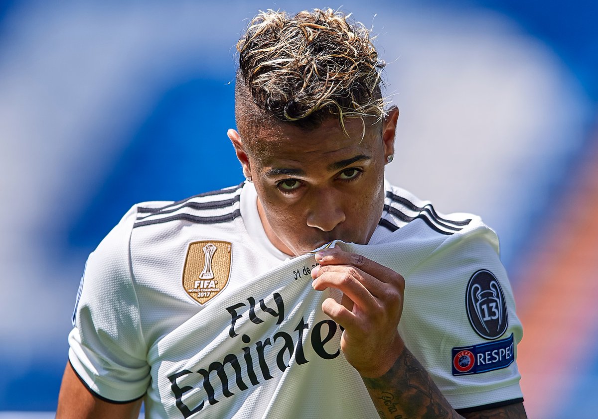 carrusel's tweet photo. 🚨⚽️ OFICIAL 

👋 @MarianoDiaz7 se marcha del primer equipo del @realmadrid tras 6 temporadas

🏆 Se despide con 13 títulos bajo el brazo: 2 Copas de Europa, 3 Mundiales de Clubes, 2 Supercopas de Europa, 3 Ligas, 1 Copa del Rey y 2 Supercopas de España. https://t.co/Fn9XUGVEzf