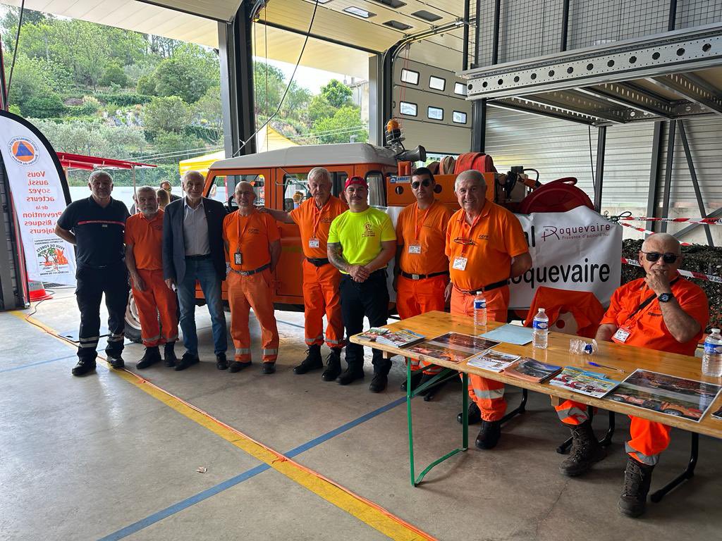 GonzalezJoseRN's tweet image. #Roquevaire ☀️

Un agréable moment lors des journées portes ouvertes au centre d’incendie et de #secours de Roquevaire 🚒

Une organisation à la hauteur de notre reconnaissance pour nos #soldats du feu 🧑‍🚒👨‍🚒 si essentiels dans notre belle région 👏