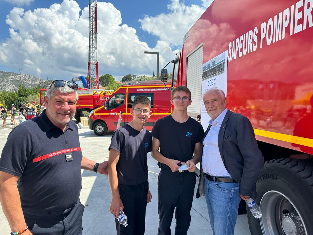 GonzalezJoseRN's tweet image. #Roquevaire ☀️

Un agréable moment lors des journées portes ouvertes au centre d’incendie et de #secours de Roquevaire 🚒

Une organisation à la hauteur de notre reconnaissance pour nos #soldats du feu 🧑‍🚒👨‍🚒 si essentiels dans notre belle région 👏