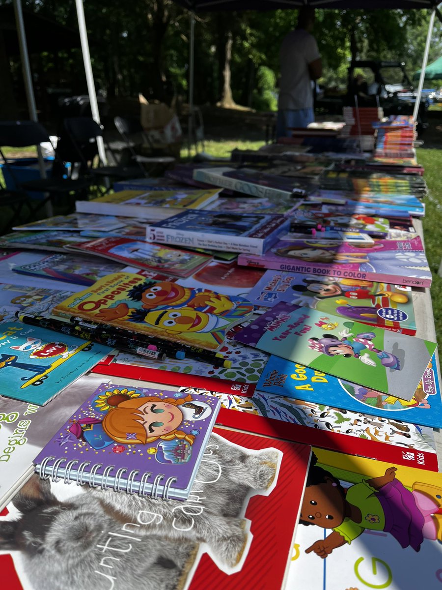 zdlowe's tweet photo. Seemed like as good a shirt as any for the Bowie Education Committee’s book giveaway at #BowieFest!

Come on out to Allen Pond Park; festival runs until 6pm!

#BowieMD https://t.co/uUgFkinORN