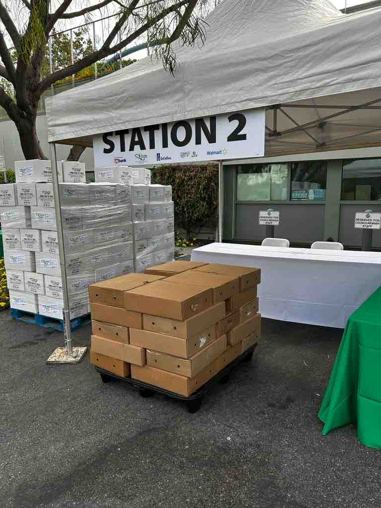 HACLinks's tweet photo. Our day began with service…Kudos to HAC member Krystal Thorp-Ricks who served as conference community service project co-chair.  Hundreds of LA’s residents received bags of fresh food. Service is what we do 💚#harborarealinks #haclinks #waconference #walinks https://t.co/3kVtjluP7m
