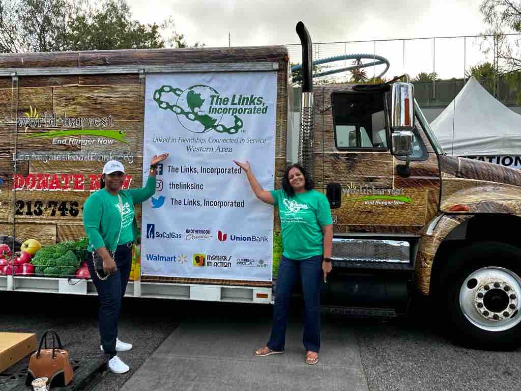 HACLinks's tweet photo. Our day began with service…Kudos to HAC member Krystal Thorp-Ricks who served as conference community service project co-chair.  Hundreds of LA’s residents received bags of fresh food. Service is what we do 💚#harborarealinks #haclinks #waconference #walinks https://t.co/3kVtjluP7m