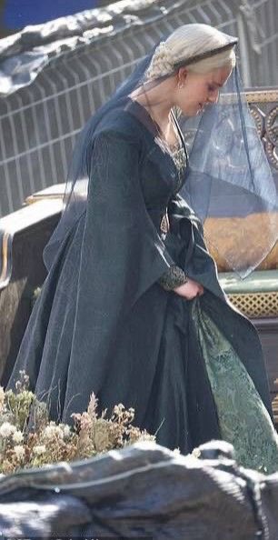 helaena targaryen blue dress Helaena's funeral dress looks like it's made out of the same green floral  fabric as Alicent's wedding dress… I-