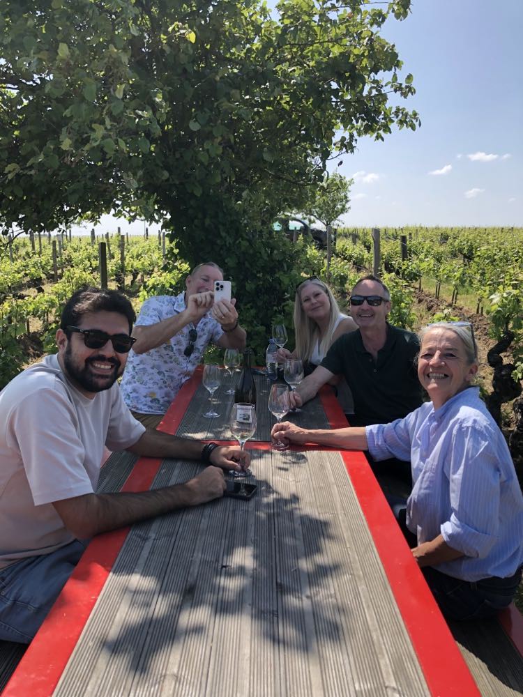 letastingroom's tweet photo. What's been going on in the Loire in May 2023? - https://t.co/9NykO8vUl4
Countdown to flowering, strawberries &amp; apricots, British beer and lots of guests this month as the growers work the soil and remove excess shoots in the vineyards. https://t.co/vyF38PAxFL