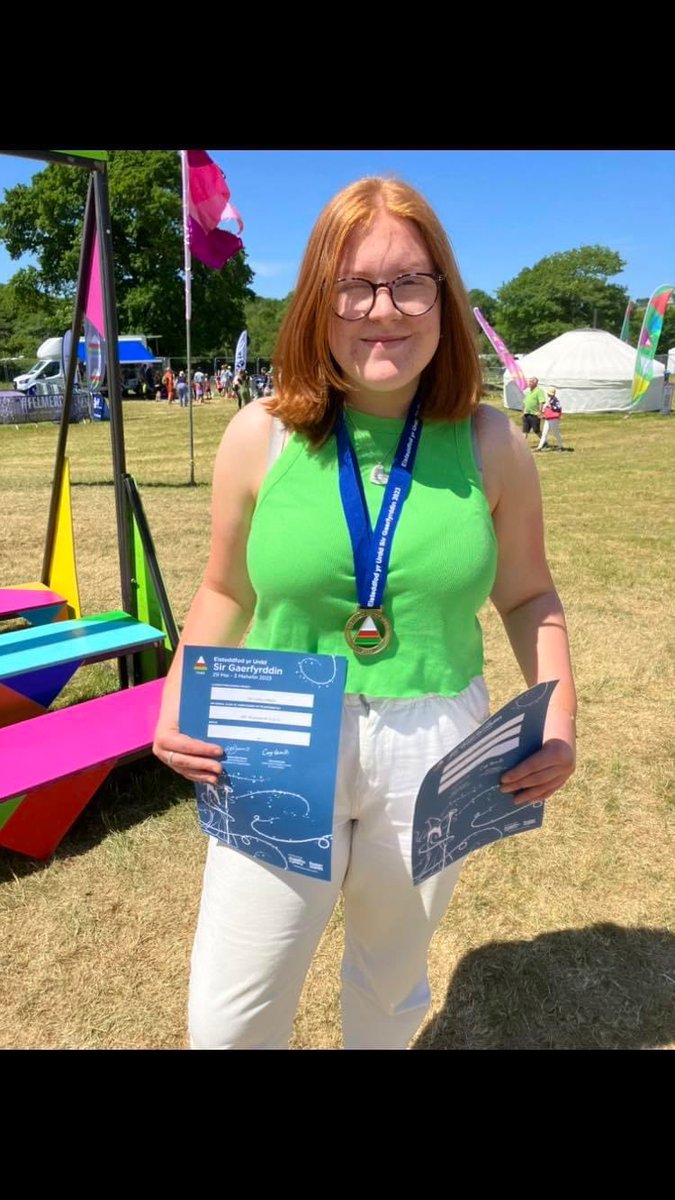 yradrangymraeg's tweet photo. Llongyfarchiadau ENFAWR i Elin Undeg Williams sydd wedi cipio’r wobr 1af 🥇yng nghystadleuaeth Ryddiaeth Bl 10-11 a 3ydd 🥉 yng nghystadleuaeth Rhyddiaeth o dan 25 oed. Talent a hanner! Ardderchog wir! ✨🌟✨ @ysgolbrynhyfryd @UrddDinbych https://t.co/tsjxQbKfxX