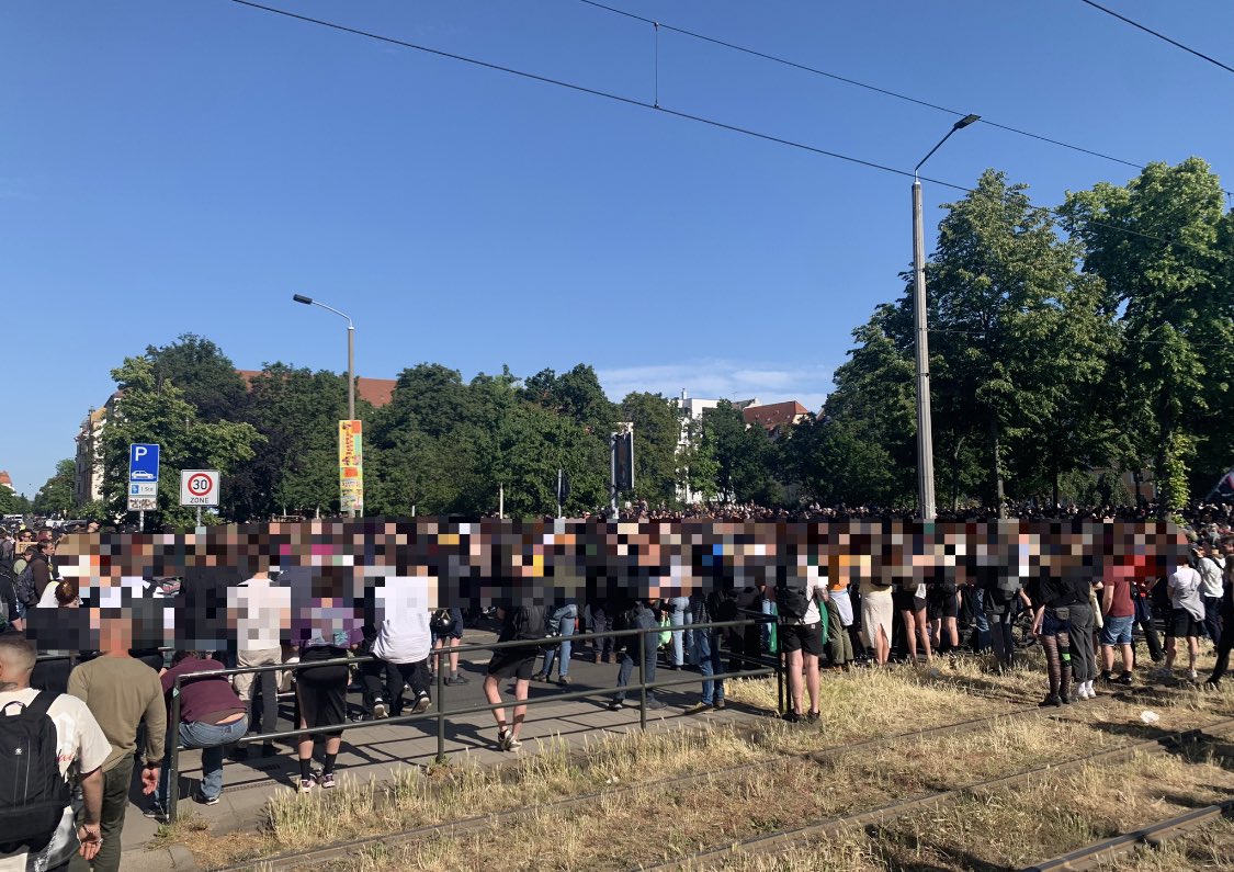 pablo_lej's tweet photo. Sommer, Sonne, lockere Stimmung - und eine Menge Demokratie- und Grundgesetz-bewusste Bürger*innen #le0306 https://t.co/0yfinaQ7ai