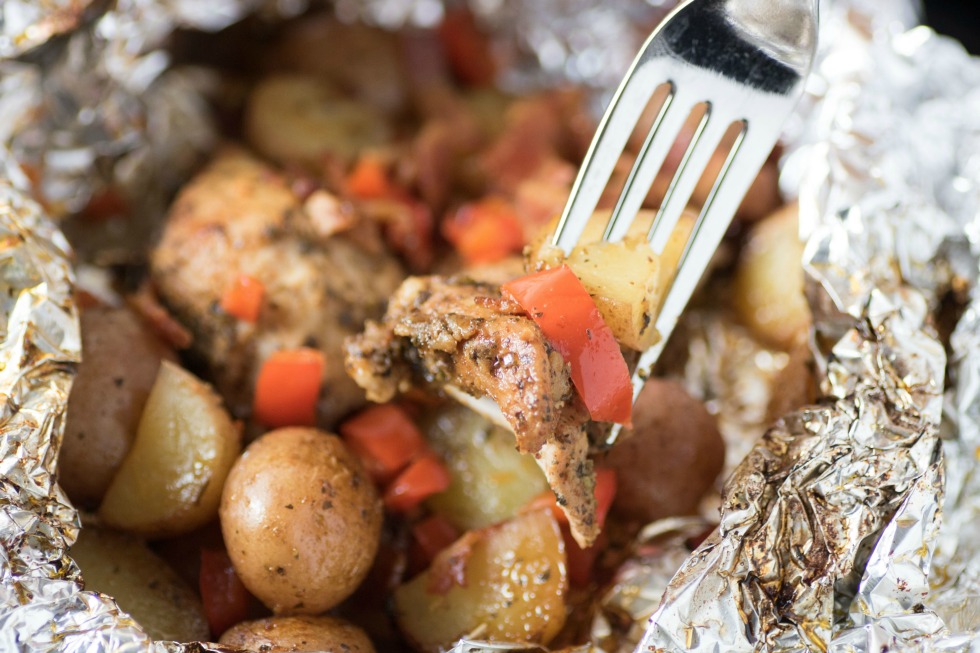TaraNoland's tweet photo. These Grilled Spiced Chicken Potato Foil Packs are easy with very little clean up. Enjoy some on the grill tonight! #foilpacks #spicedchicken #potatoes #grilled #grilling #bbq #dinner https://t.co/vXawIMUqKH https://t.co/kwrZAdMuqq
