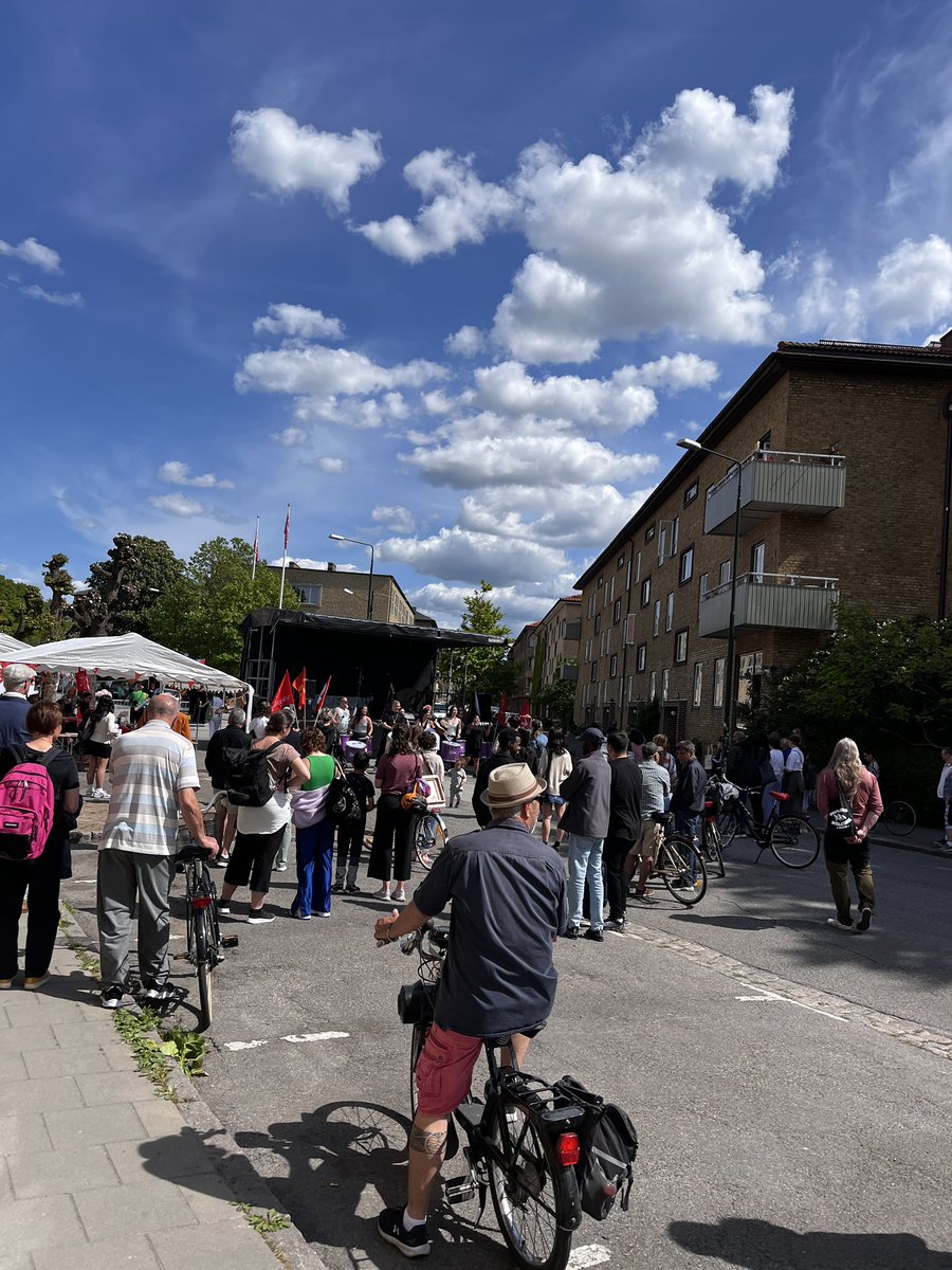 showanshattak's tweet photo. Otroligt lyckad festival just nu arrangerad av @malmovanstern och @ABFMalmo i Malmö. 

Jag hann lyssna på duktiga @82AndersPersson och hej till grymma @ShoraEs 

Programmet fortsätter med musik till 21:00 ikväll!

https://t.co/PVfsyFdQco https://t.co/qHzClioOrZ