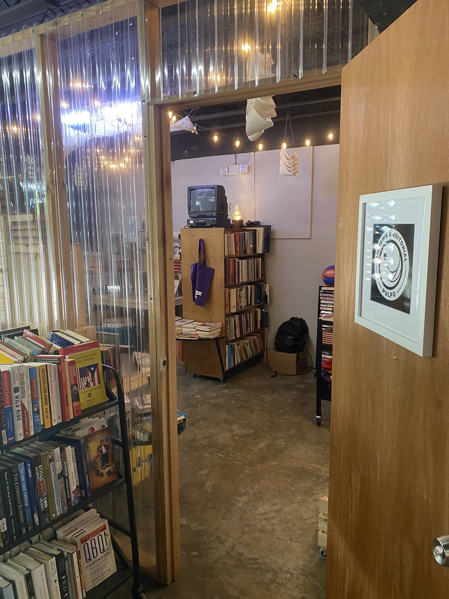 Librería Pulpo abierta hoy sábado 10am a 6Pm. 

Tenemos la visita de Strvnded Co. y el poeta Gaddiel F. Ruiz Rivera. 

Consigue tu camisa y tus libros. 📚🐙
