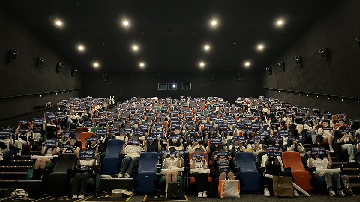 SANNOH63's tweet photo. 응원 상영회 • 카페가 무사히 마무리되었습니다!
응원단 단체사진을 공유드립니다.
참여해 주시고 즐겨주셔서 정말 감사드립니다. 모두에게 즐거운 추억이 되셨길 바래요💙

추후 후기 이벤트가 안내될 예정입니다.
많은 참여 부탁드려요:) https://t.co/MFF3aQDMU9