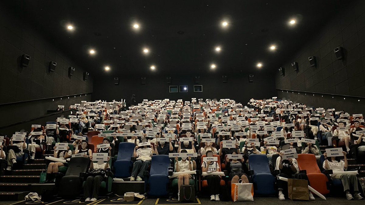 SANNOH63's tweet photo. 응원 상영회 • 카페가 무사히 마무리되었습니다!
응원단 단체사진을 공유드립니다.
참여해 주시고 즐겨주셔서 정말 감사드립니다. 모두에게 즐거운 추억이 되셨길 바래요💙

추후 후기 이벤트가 안내될 예정입니다.
많은 참여 부탁드려요:) https://t.co/MFF3aQDMU9