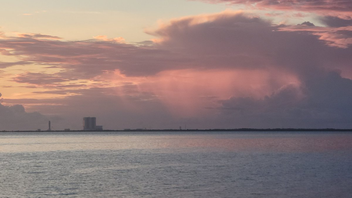 SpaceCoastSkies's tweet photo. Pink rain over LC41 &amp; the VAB 💖 #flwx #sunrise #SpaceCoastSkies #StormHour #VAB #MLP #SLC41 https://t.co/fa4FPkYPCH