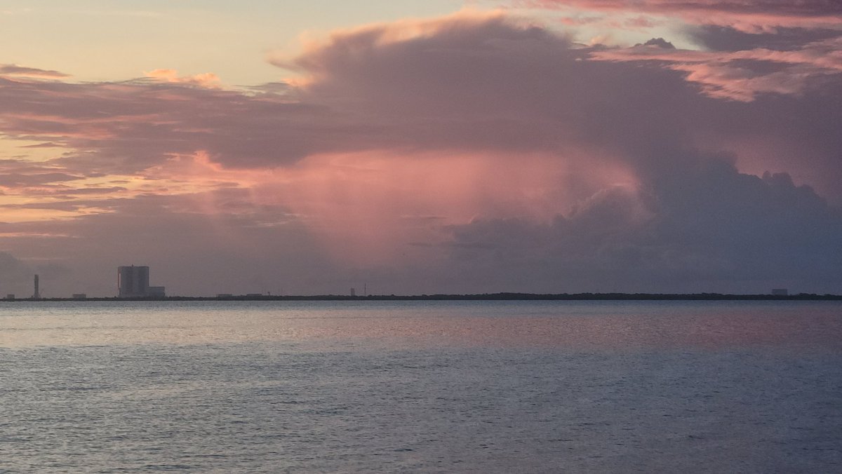 SpaceCoastSkies's tweet photo. Pink rain over LC41 &amp; the VAB 💖 #flwx #sunrise #SpaceCoastSkies #StormHour #VAB #MLP #SLC41 https://t.co/fa4FPkYPCH