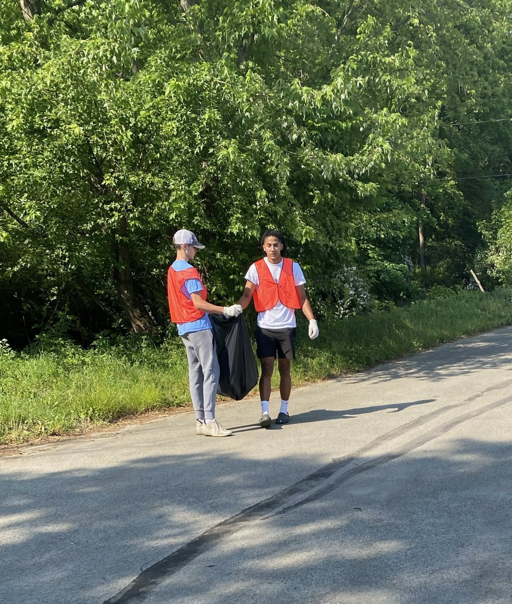 GoldenLionFoot1's tweet photo. GS Football players collecting 34 bags of trash in the Greensburg area during roadside community service today! Proud of this group of young men who realize how important community truly is! #BuyIn https://t.co/zMAw5LW8ke
