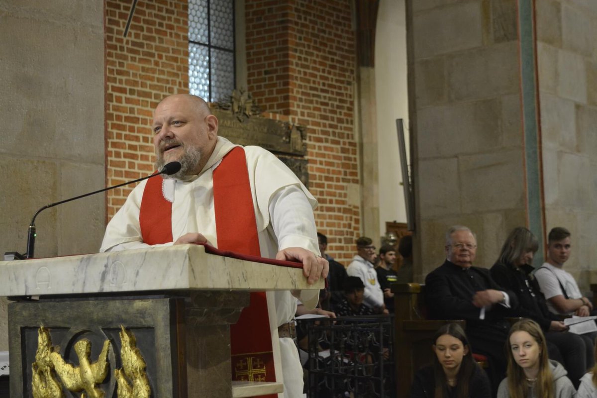 d_sandomierska's tweet photo. Blisko 2 tysiące młodych ludzi zgromadziła Katedra w Gnieźnie na Jutrzni Lednickiej. Wśród nich są także przedstawiciele naszej diecezji.
@Lednica2000 #Lednica2000 
📷- @prymasowska https://t.co/GVXIZv6fy8
