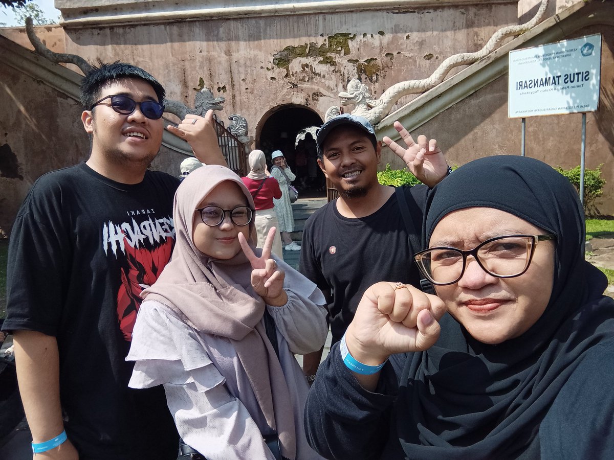 eka_neh's tweet photo. Seharian ini aaakk besok balik Cerbon lagiii. Makasih pasutri @ankaaaa___ @yahkokbisasih https://t.co/xjsPeNlEr8