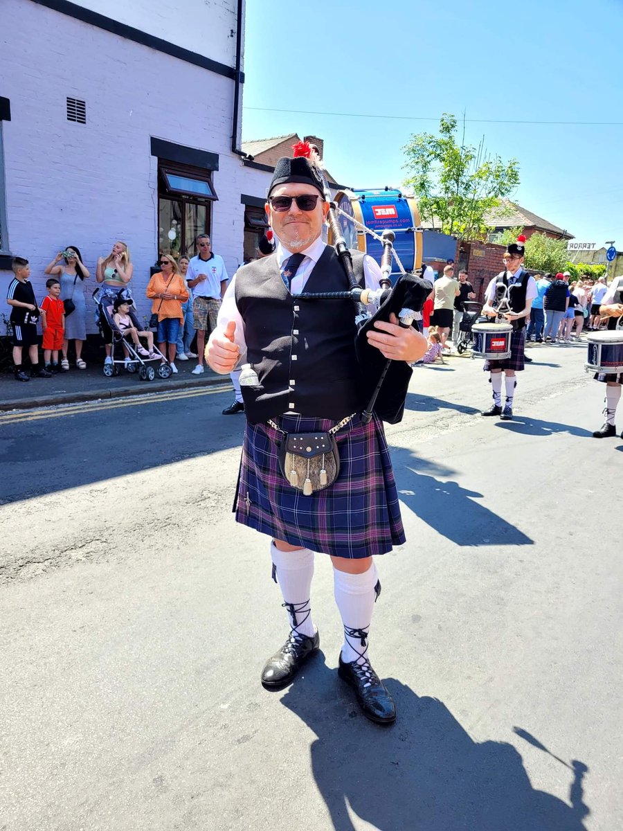 tricky161's tweet image. On parade, at Radcliffe carnival, with Oldham Scottish pipe band, me band