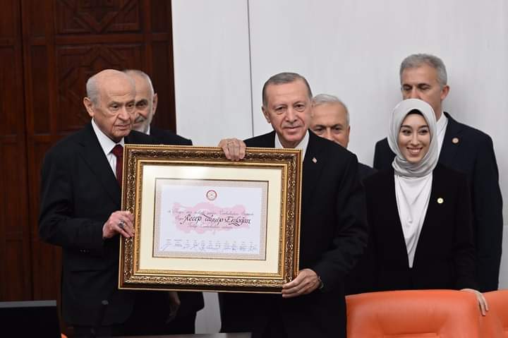 kadinkollari74's tweet photo. 📍TBMM

Milletin Adamı 🇹🇷

Cumhurbaşkanımız Sayın @RTErdogan, Gazi Meclisimiz’de yemin etti.

#TürkiyeYüzyılı, hayırlı olsun 👏🏻 https://t.co/VhYz9m2rQ3