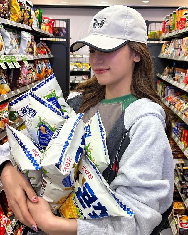 Go to the supermarket and buy a snack to prepare snacks while at the agency later.