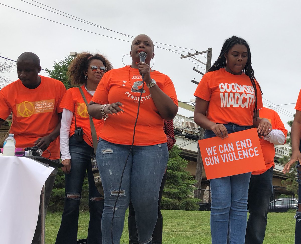 GKMC18's tweet photo. Today is the real #WearOrangeDay #WearOrange as we celebrate the life of #HadiyaPendleton & honor all gone too soon because of #GunViolence
Nate, Hadiya’s lil Bro briefly speaks about creating peace in #Chicago
Today join us & the Pendleton family🧡🧡🧡
#SayHerName https://t.co/zZ54xbTwPY