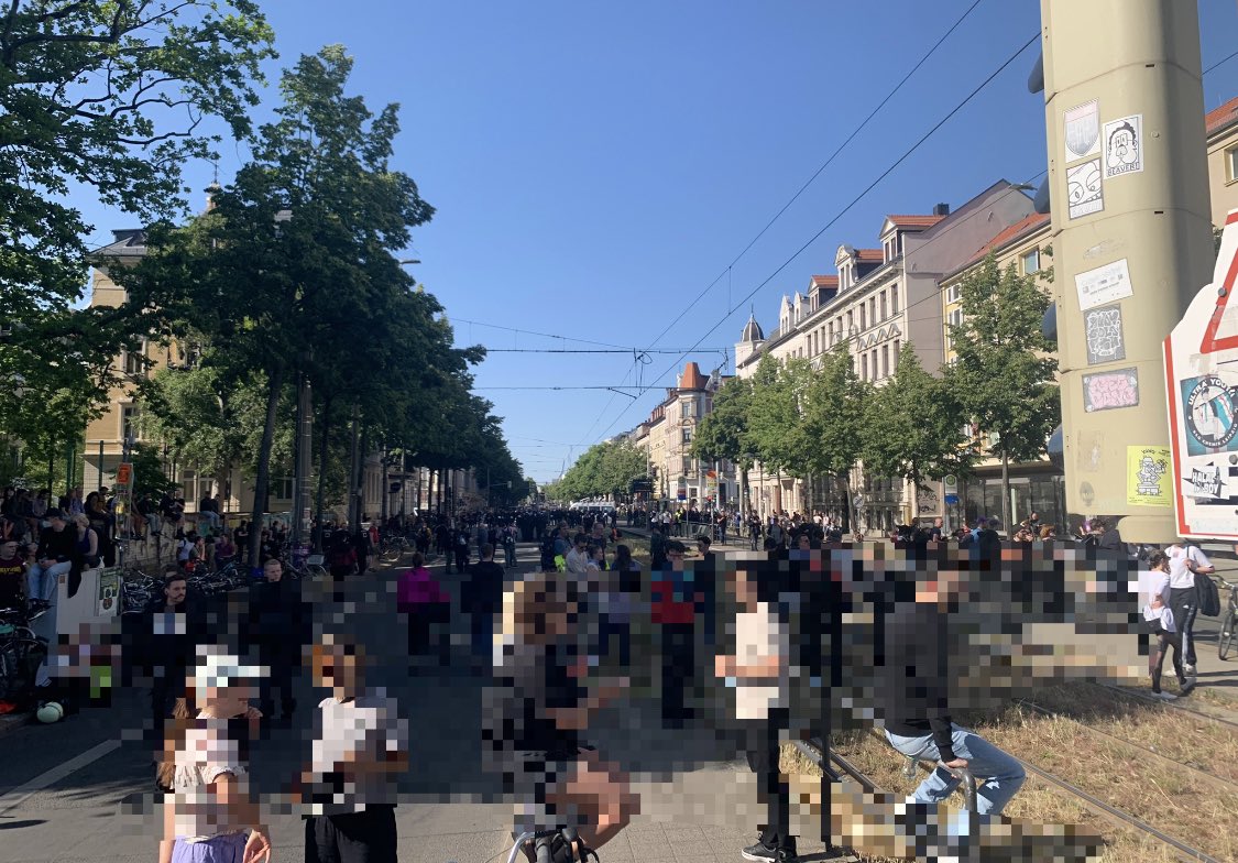 pablo_lej's tweet photo. Kreuzung Kurt Eisner / Karl Liebknecht wird bewacht wie ein Hochsicherheitsgefängniss. Schön dass die Polizei das Recht auf Versammlung und Demonstration so sehr am Herzen liegt! Shout out ans Grundgesetz! #le0306 https://t.co/bSqWFUslS1