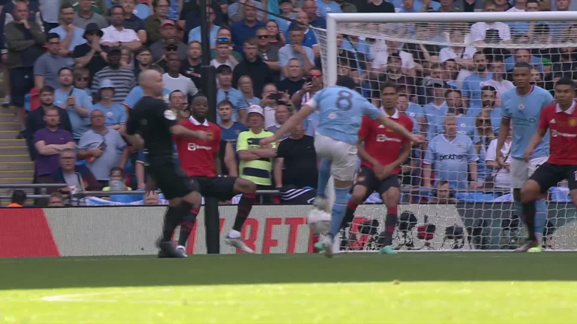 CAPTAIN FANTASTIC 🦸

@IlkayGuendogan with another magical volley ✨

#EmiratesFACup”