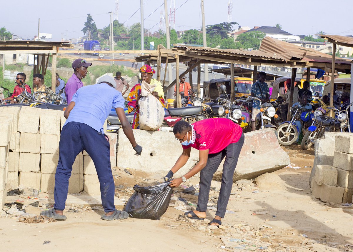 theayoadams's tweet photo. Earlier today, I joined my colleagues @YesFMIbadan for the #CleanupIbadan at Soka Ibadan. https://t.co/7CAWN45awn