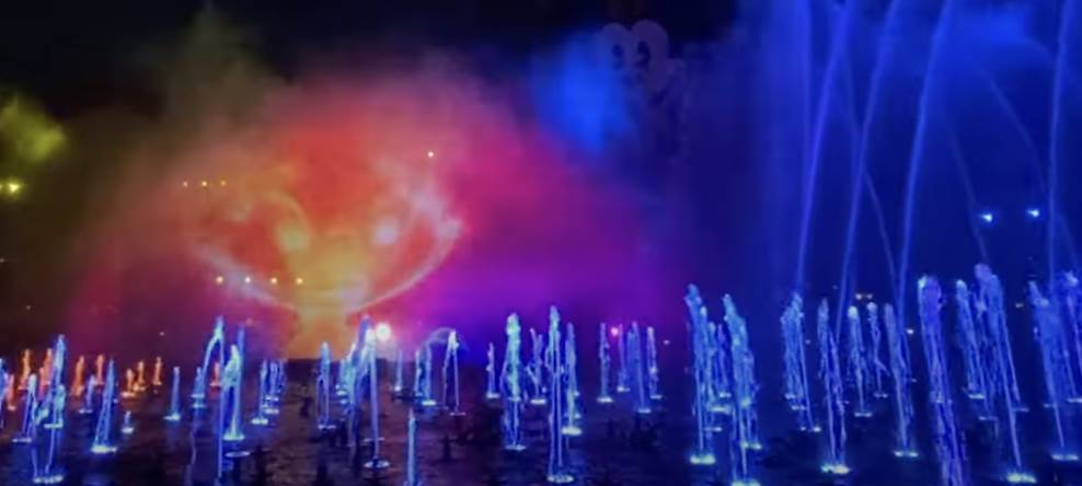 laughingplace's tweet photo. Those viewing #WorldOfColor - ONE at #DisneyCaliforniaAdventure can now see a special preshow featuring the new @Pixar film, #Elemental: https://t.co/3yW38f9bHw https://t.co/gWLMuOcuX9