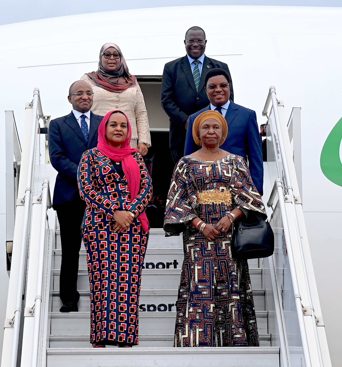 Rais wa Jamhuri ya Muungano wa Tanzania Mhe. Samia Suluhu Hassan akiwa kwenye picha ya pamoja na Makamu wa Rais Mhe. Dkt. Philip Isdor Mpango, Rais wa Zanzibar Dkt. Hussein Ali Mwinyi, Mama Mbonimpaye Mpango pamoja na Mama Mariam Mwinyi mara baada ya kuzindua Ndege mpya ya Mizigo