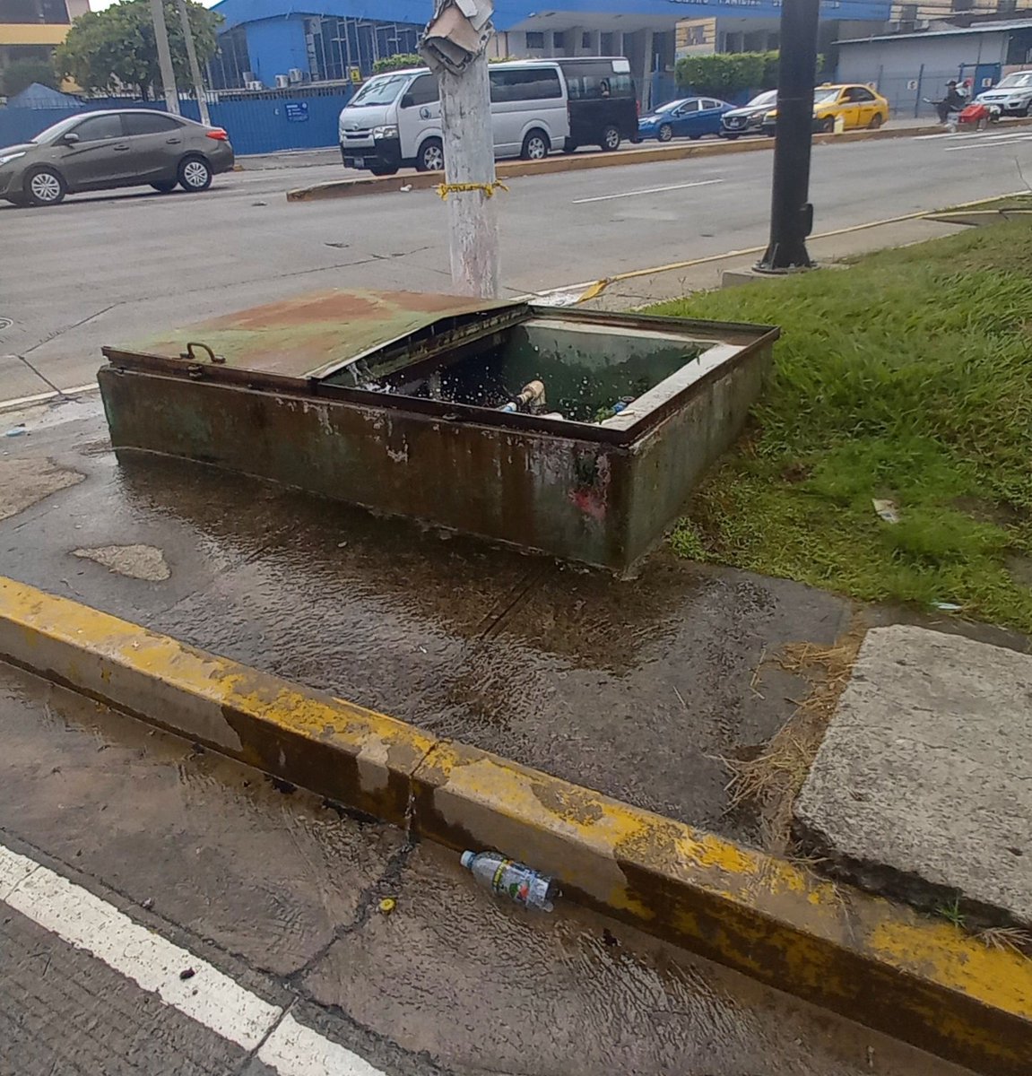 bigmoonsv's tweet photo. Fuga de agua blvd Constitución y prolongación Juan Pablo II. @ANDASV https://t.co/v3I30GUcwf