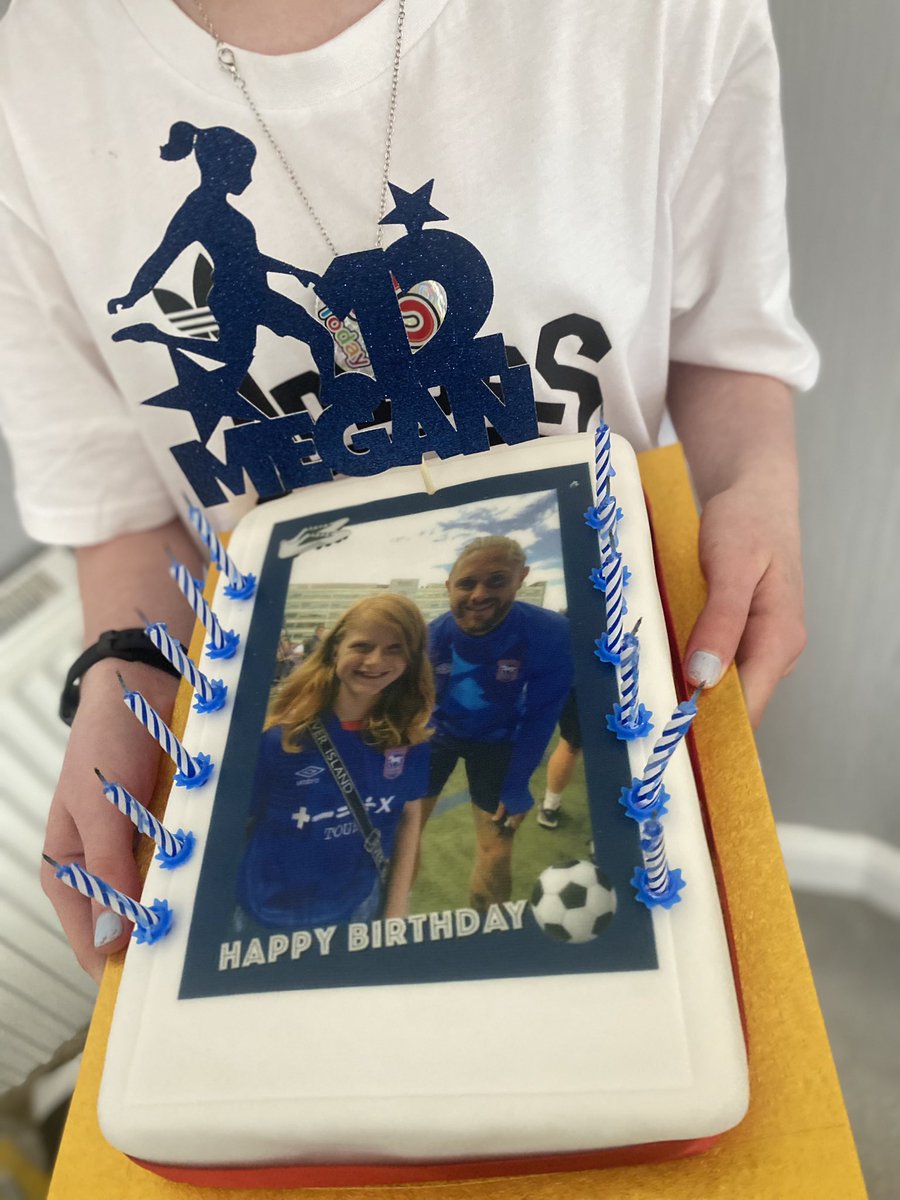 MrsEmiles17's tweet photo. Happy 12th Birthday to our @IpswichTown loving daughter! She absolutely loved her @wesley__burns birthday cake!! 💙💙 #wesburns #birthdaycake #Ipswichtownfootballclub #ipswichtownfunday @wesley__burns https://t.co/WlRXToryRc