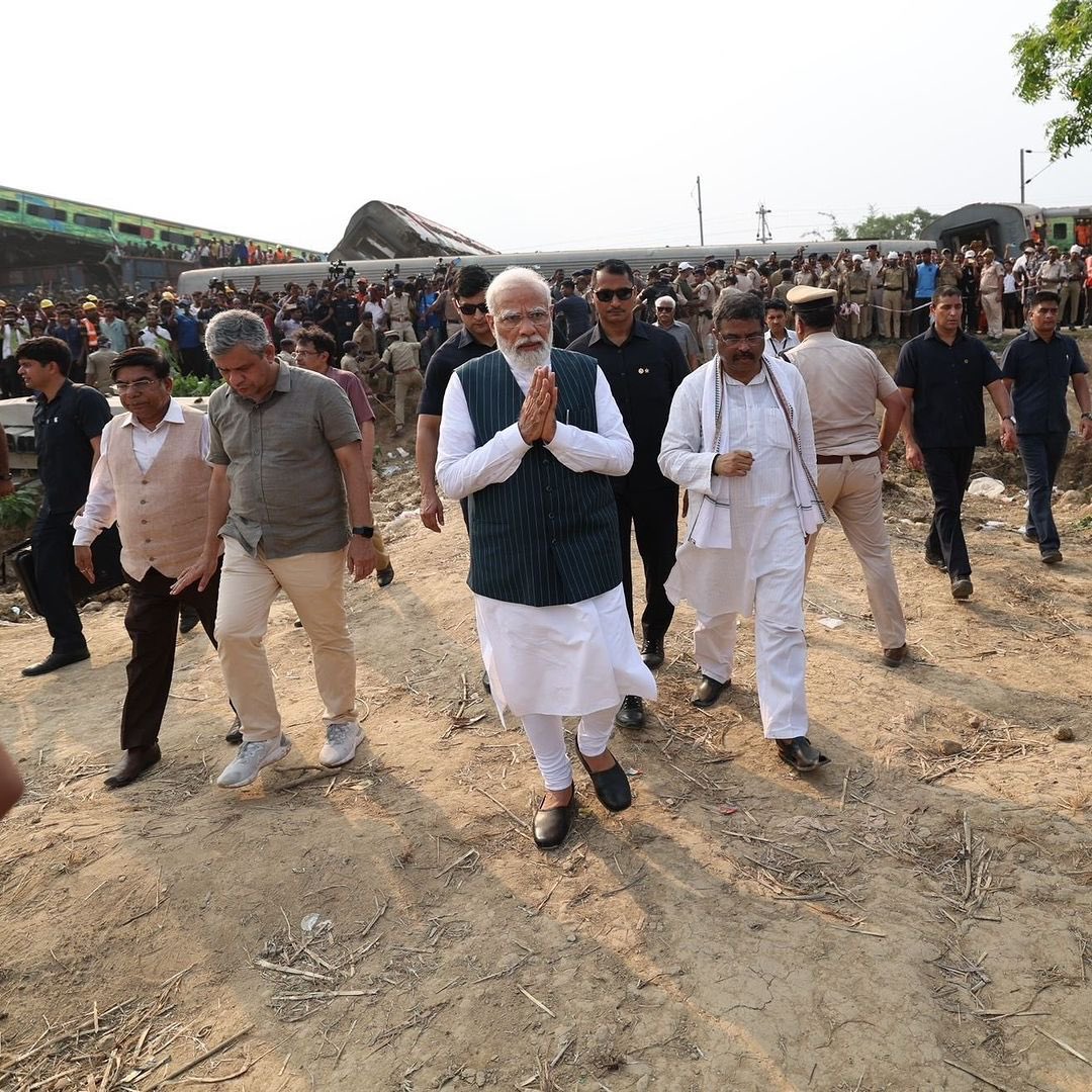 JiPatni's tweet photo. Kaam esa karo ki log उद्घाटन ke samay tumhe aur हादसे ke samay rail mantri ko yaad kare.🙏🏻 https://t.co/DaUKrS7gHh