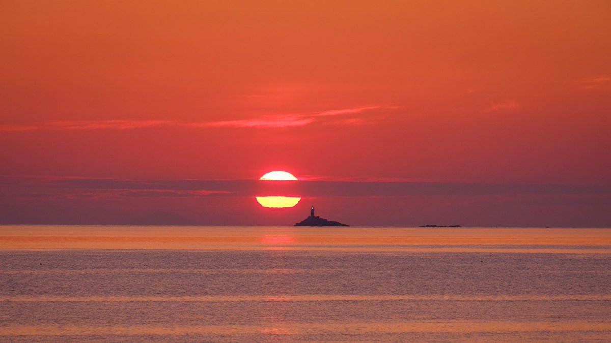 Gorgeous sunrise over East Maiden Lighthouse, Co Antrim, this morning ! <a href="/barrabest/">Barra Best</a> <a href="/angie_weather/">angie phillips</a> <a href="/WeatherCee/">Cecilia Daly</a> <a href="/bbcniweather/">BBC NI Weather</a> <a href="/WeatherAisling/">Aisling Creevey</a> <a href="/itvweather/">ITV Weather</a> <a href="/ILoveLarne/">I Love Larne</a> <a href="/Louise_utv/">Louise Small</a>