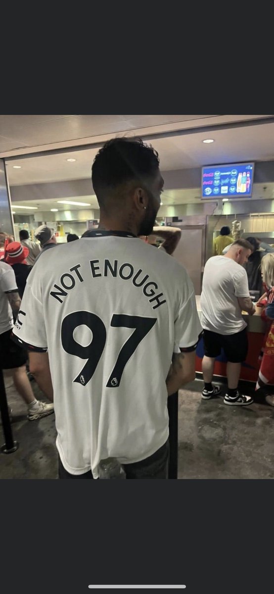 reeroo_bhroov's tweet image. This 👇🏽 vile excuse for a human needs outing. Horrible piece of 💩. And who the heck printed it…needs their heads wobbling. 🔴👊🏽 #ManUre #NoClass