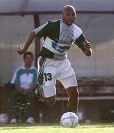 ccamposfutbol's tweet photo. Un 3 junio de 1974 en Melo, Cerro Largo, Uruguay nace Silvio Daer Fernández Dos Santos @silviodaer exdelantero y DT; Campeon y goleador con Stgo. Wanderers el 2001 con 17 goles. En Chile jugó además en Provincial Osorno, Colo Colo, Universidad de Concepcion, Palestino y Rangers. https://t.co/VzaNsD3J2d